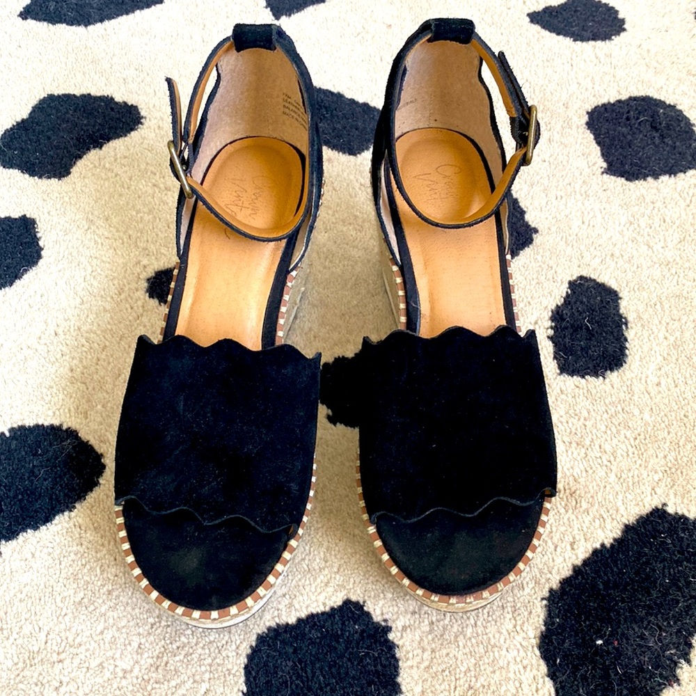 Crown Vintage Shoes | Daffodils in Black and Tan heel in size 7.5